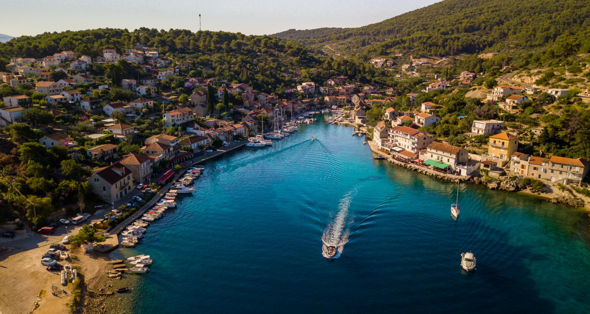 Stomorska Uferpromenade am Abend